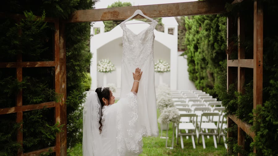 El vestido colgado en el jardín