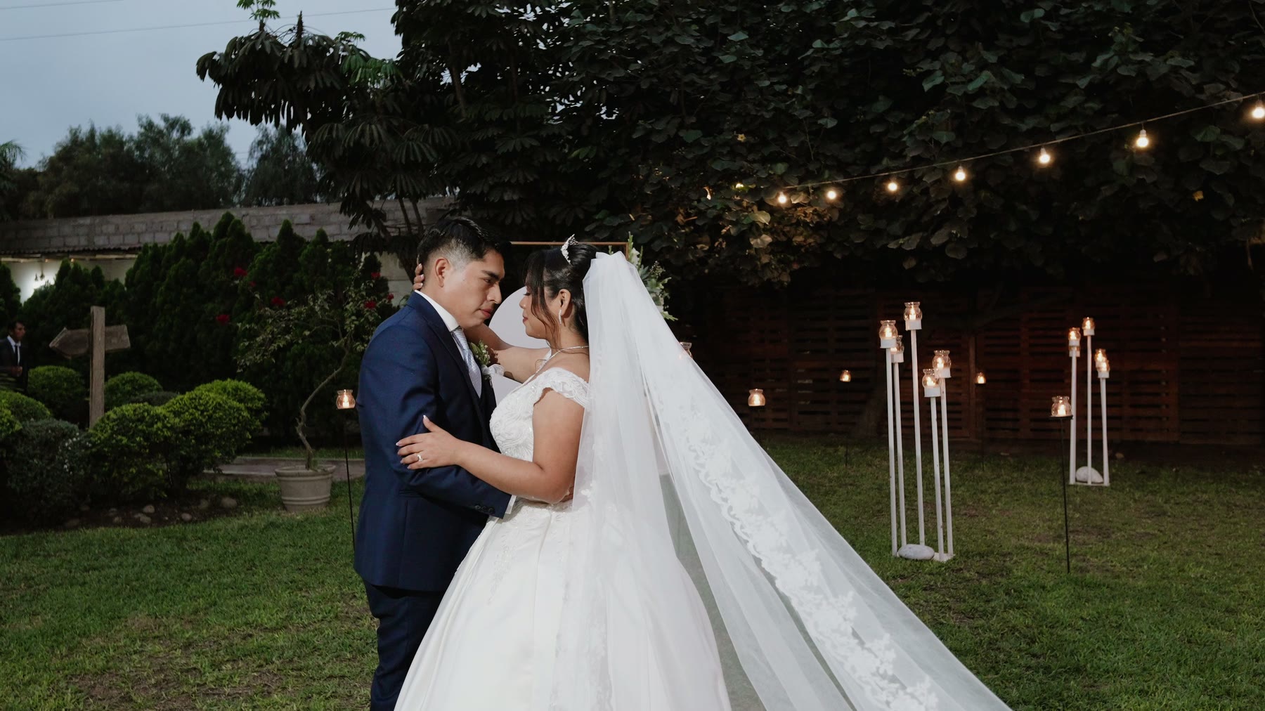 Miguel y Karla en el jardín